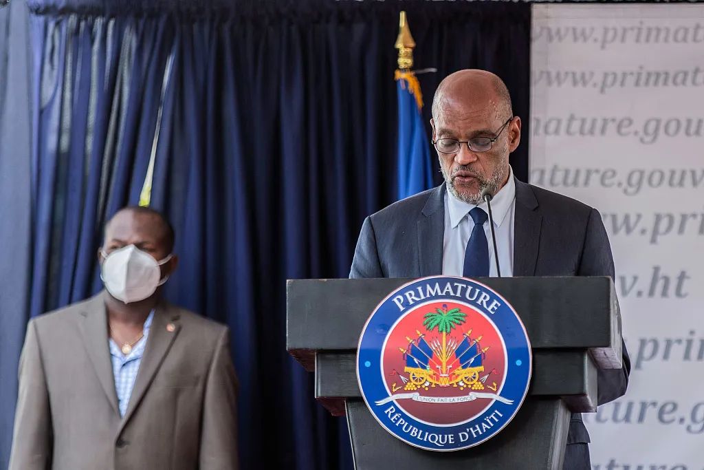 海地黑帮团伙纪念日开枪赶跑总理黑帮老大穿正装上台主持