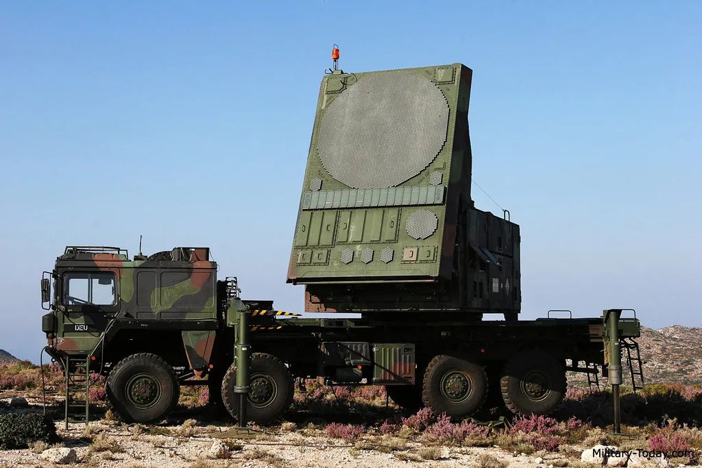 还有10吨能射200公里的巨无霸萨姆5导弹,萨姆8和萨姆9导弹导弹射程