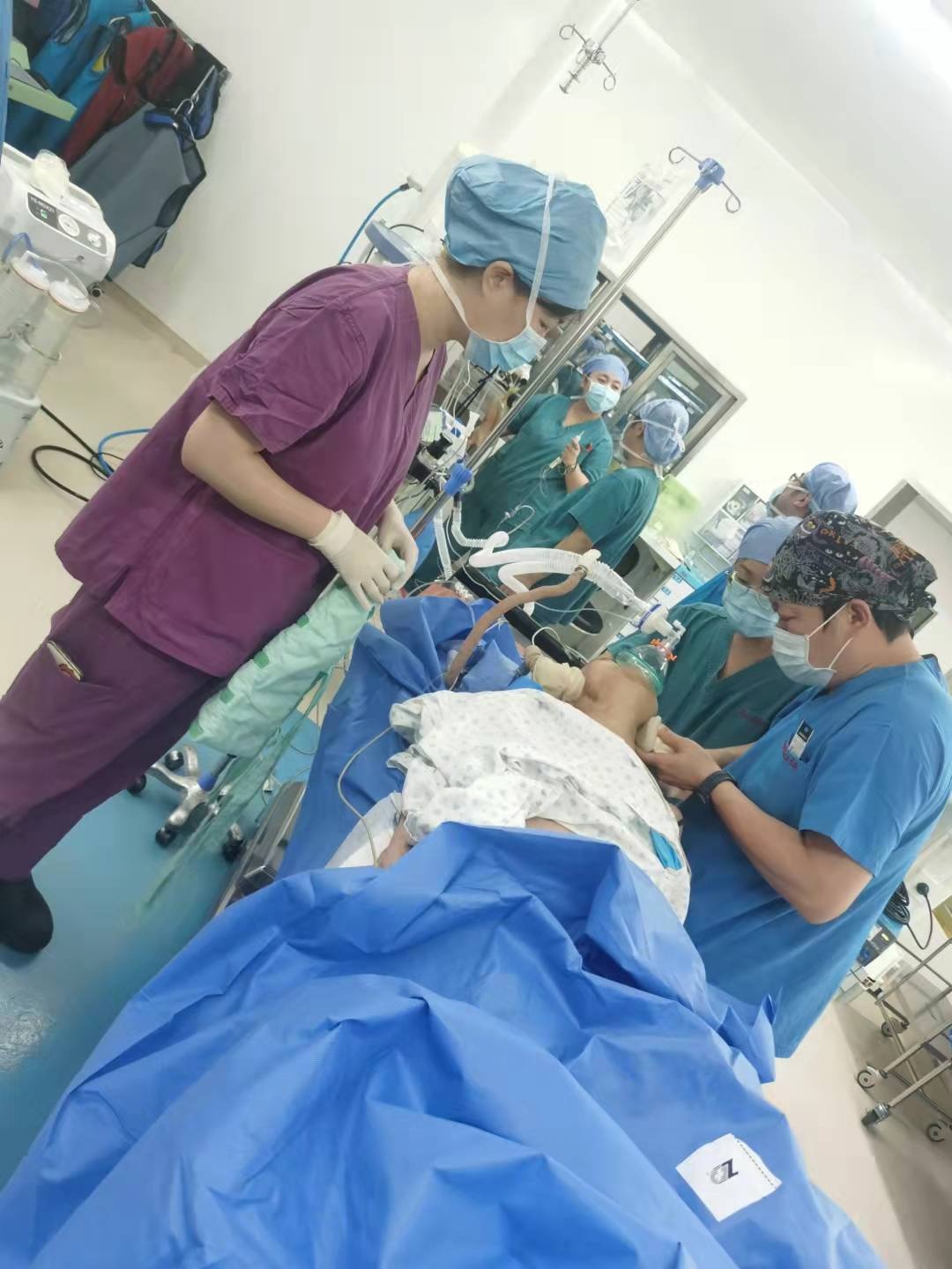 手术室护士协助麻醉老师进行麻醉.哈医大四院 供图