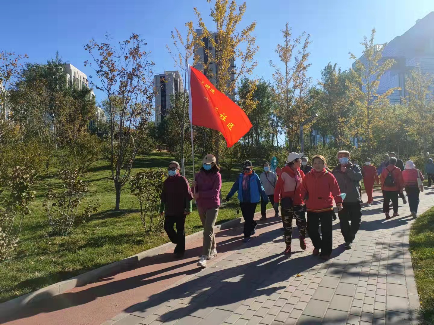 古城街道十万平社区举办喜迎冬奥社区居民健步走活动