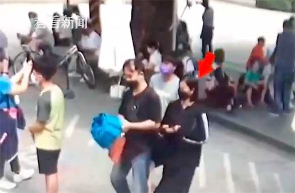 1岁女孩当父母面被抱走 嫌疑人丈夫：她没有恶意休闲区蓝鸢梦想 - Www.slyday.coM