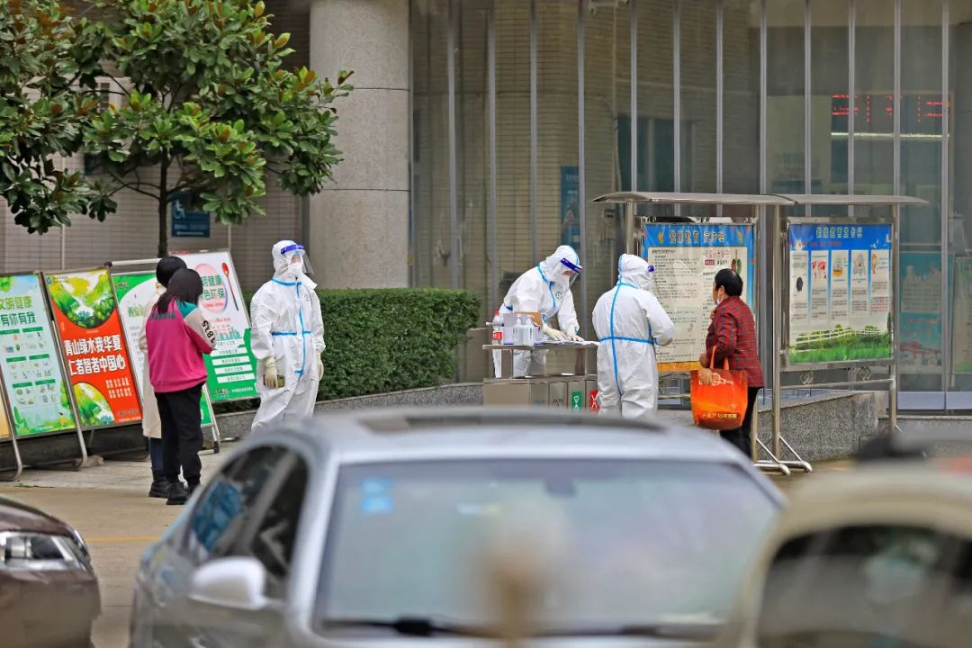 1名小学生感染！一家面馆3个月两次遇上确诊游客！上海夫妻回应争议，网友提出两点疑问休闲区蓝鸢梦想 - Www.slyday.coM