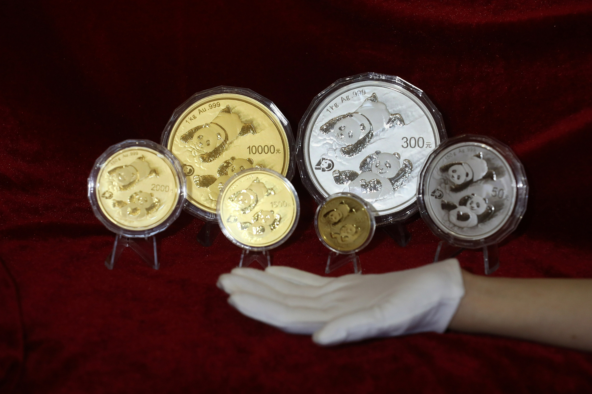 中国人民银行将发行2022版熊猫贵金属纪念币一套