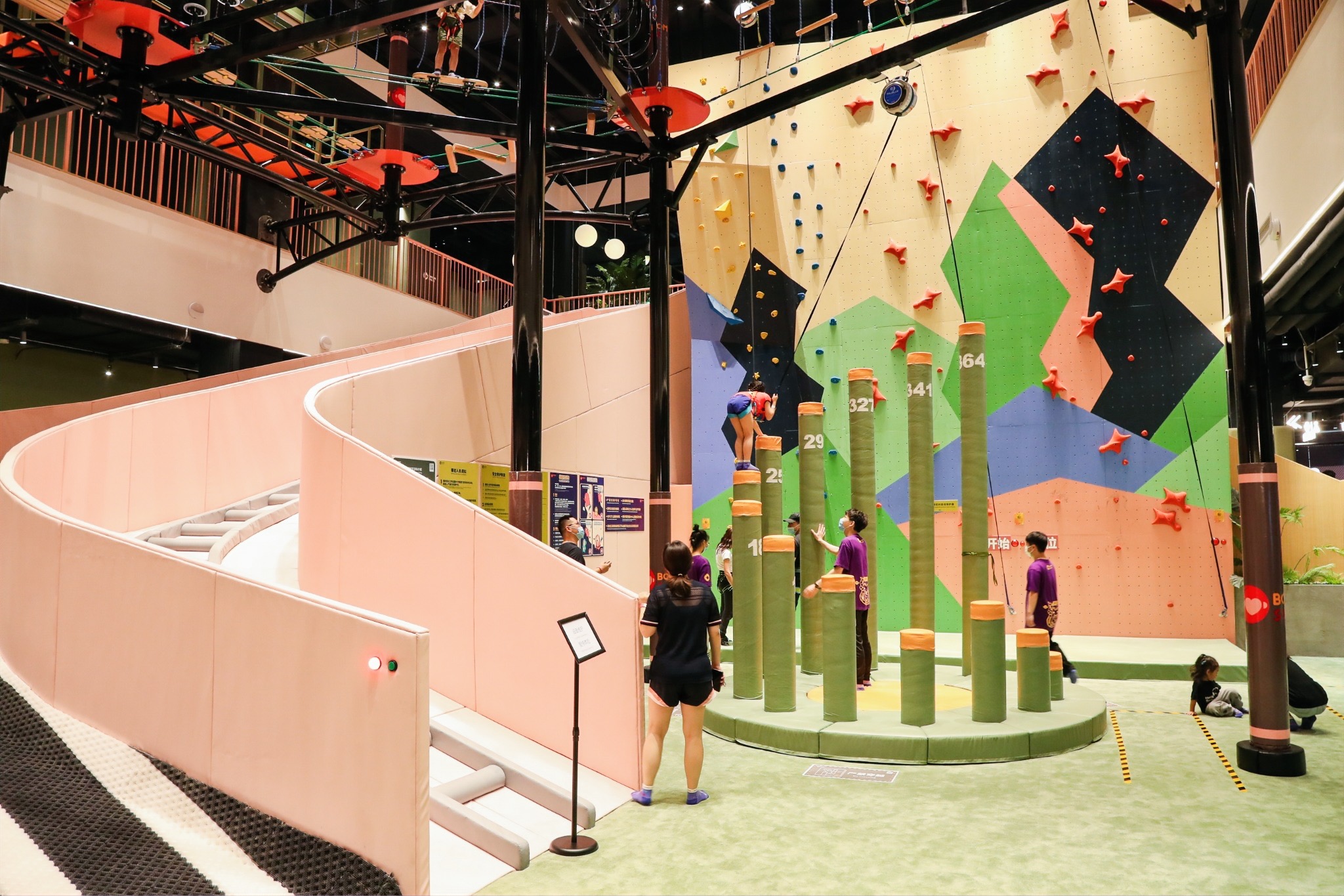 这是他们首次进入购物中心,运动乐园作为一个耗时较长的目的性消费