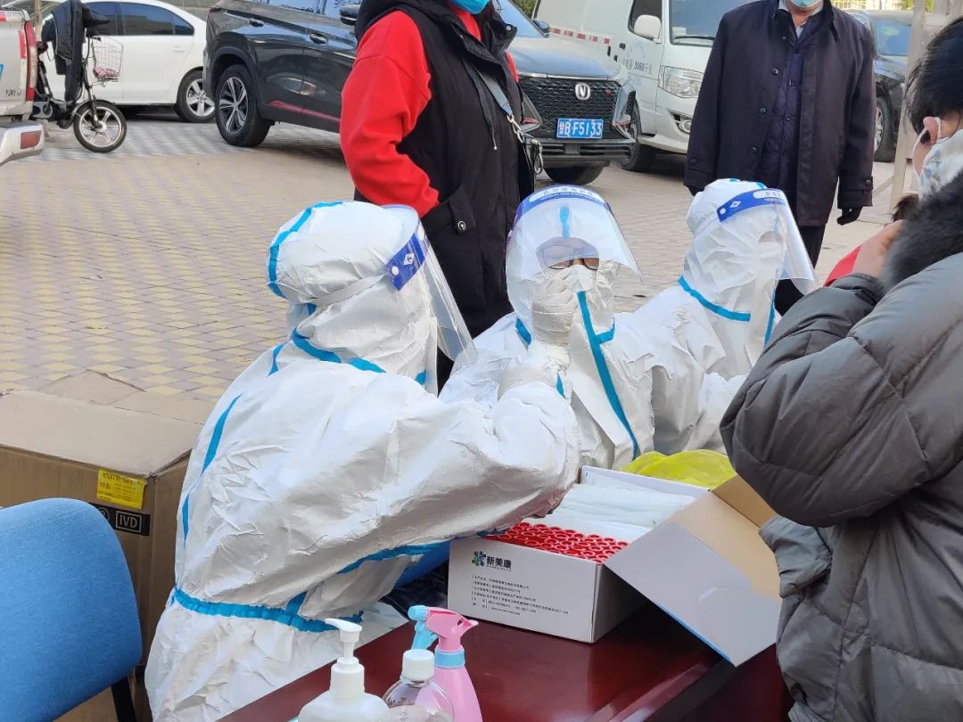 1名小学生感染！一家面馆3个月两次遇上确诊游客！上海夫妻回应争议，网友提出两点疑问休闲区蓝鸢梦想 - Www.slyday.coM