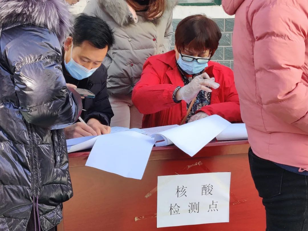 1名小学生感染！一家面馆3个月两次遇上确诊游客！上海夫妻回应争议，网友提出两点疑问休闲区蓝鸢梦想 - Www.slyday.coM