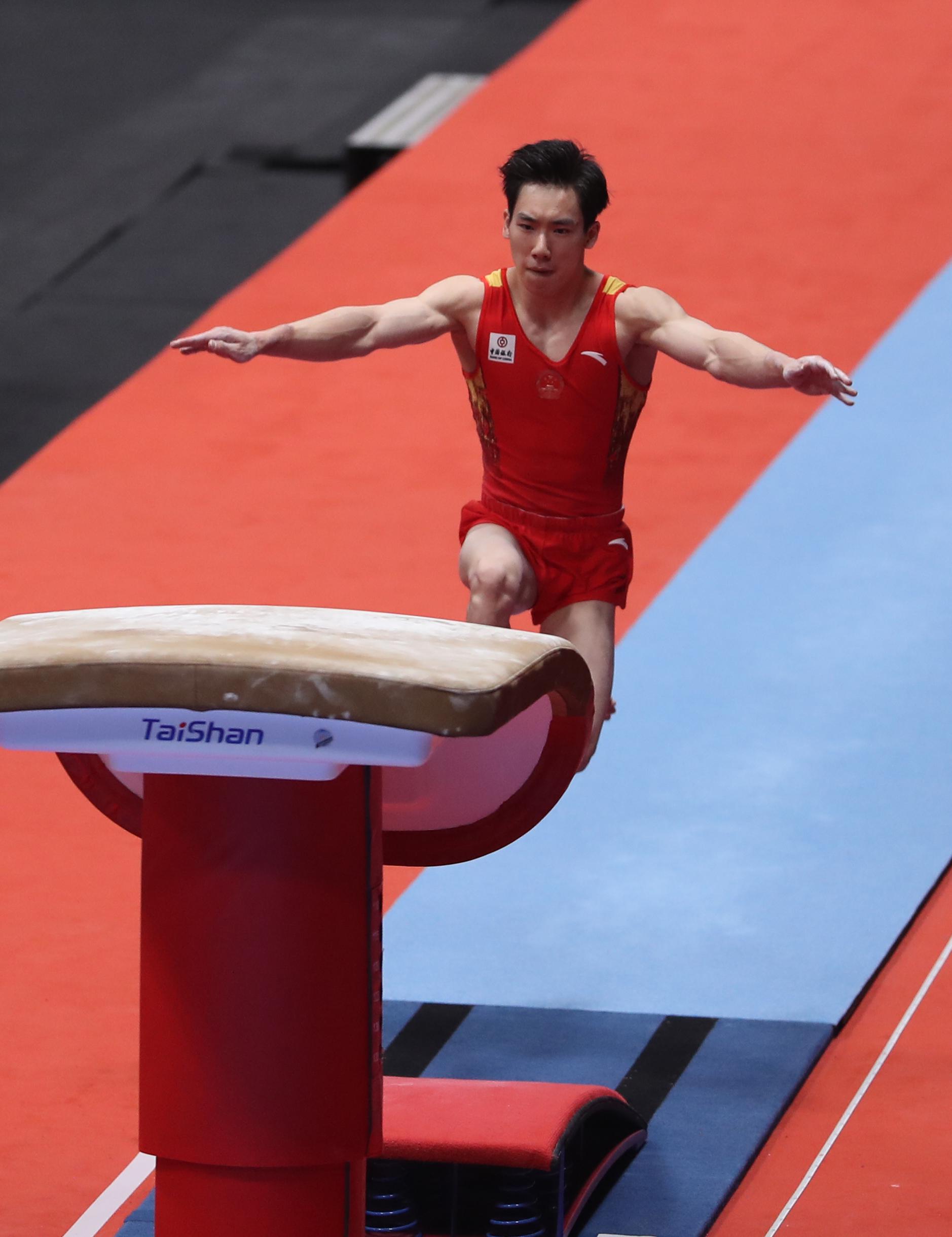 10月19日,中国选手黄明淇在男子资格赛跳马项目比赛中.