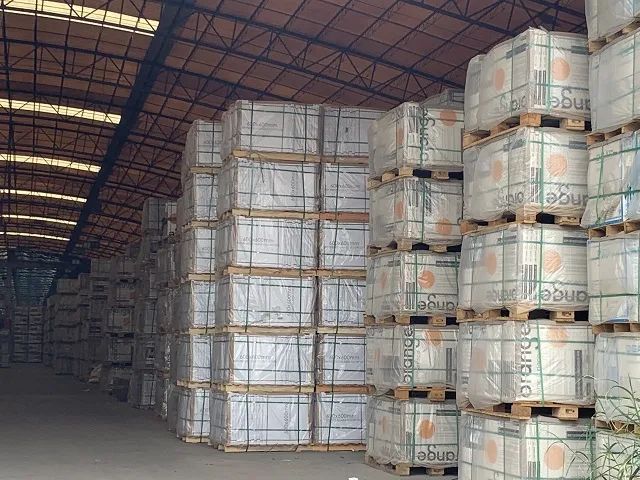 肇庆市高要区某陶瓷厂仓库堆满了生产好的瓷砖 黄琼/摄影