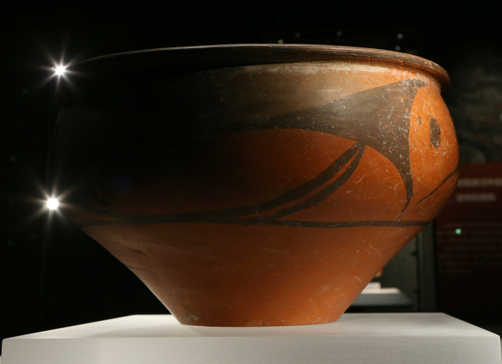 这是10月17日在庙底沟仰韶文化博物馆内拍摄的弧线三角纹彩陶盆.