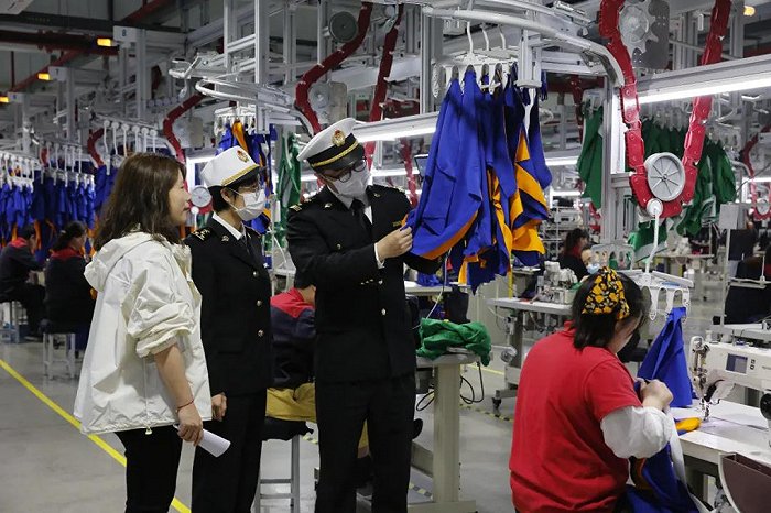 宁波海关关员对服装生产企业开展现场监管服务。图片来源：姚菊萍/摄