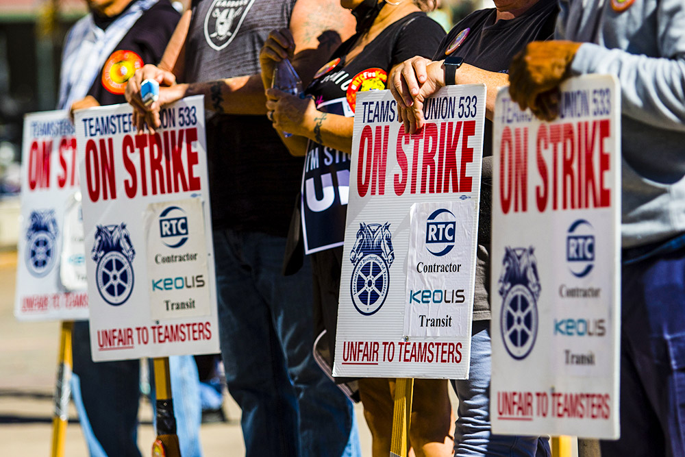 2021年10月16日，美国内华达州里诺，市民游行支持卡车司机罢工。