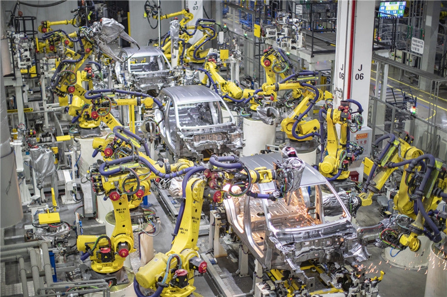 在重庆金康新能源汽车有限公司，智能化焊接机器人在进行焊接作业（4月2日摄）。新华社记者 黄伟 摄