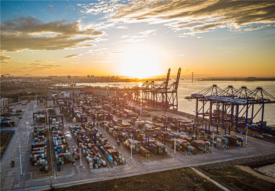 这是5月26日在海南洋浦经济开发区拍摄的洋浦国际集装箱码头（无人机照片）。新华社记者 蒲晓旭 摄