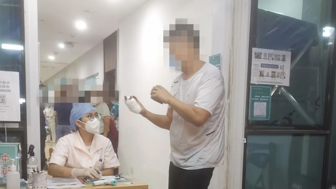 男子被压断3根手指，中山、珠海交警联手做了这件事！妻子泪崩……休闲区蓝鸢梦想 - Www.slyday.coM