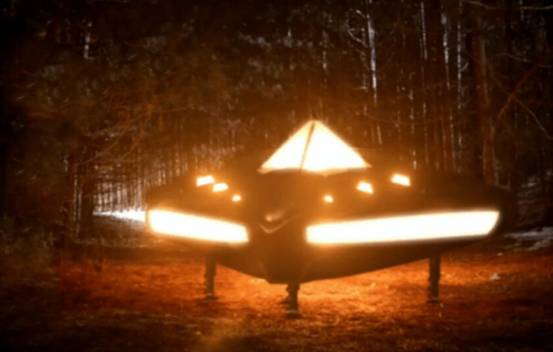 未知生物出没?伦敦上空惊现不明飞行物,外形看起来像个人休闲区蓝鸢梦想 - Www.slyday.coM 未知生物出没?伦敦上空惊现不明飞行物,外形看起来像个人休闲区蓝鸢梦想 - Www.slyday.coM