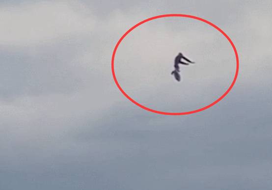 未知生物出没?伦敦上空惊现不明飞行物,外形看起来像个人休闲区蓝鸢梦想 - Www.slyday.coM 未知生物出没?伦敦上空惊现不明飞行物,外形看起来像个人休闲区蓝鸢梦想 - Www.slyday.coM