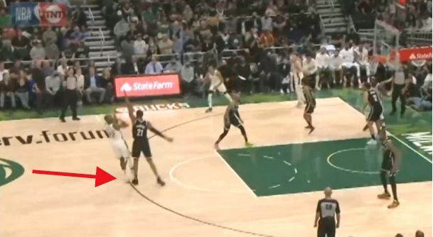 阿德垫脚米德尔顿,被吹一级恶意犯规!球迷调侃:为欧文报仇吗?休闲区蓝鸢梦想 - Www.slyday.coM 阿德垫脚米德尔顿,被吹一级恶意犯规!球迷调侃:为欧文报仇吗?休闲区蓝鸢梦想 - Www.slyday.coM