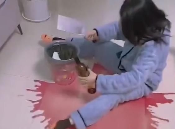 河南一女子用菜刀开红酒,不料红酒从底部倾泻而出,女子反应亮了休闲区蓝鸢梦想 - Www.slyday.coM