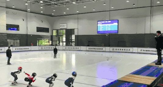 8岁短道速滑小女孩,摔倒后还反超夺冠,引全网500多万点赞休闲区蓝鸢梦想 - Www.slyday.coM