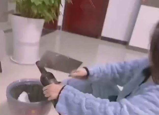 河南一女子用菜刀开红酒,不料红酒从底部倾泻而出,女子反应亮了休闲区蓝鸢梦想 - Www.slyday.coM