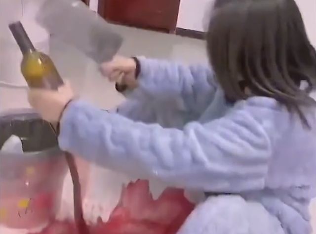 河南一女子用菜刀开红酒,不料红酒从底部倾泻而出,女子反应亮了休闲区蓝鸢梦想 - Www.slyday.coM