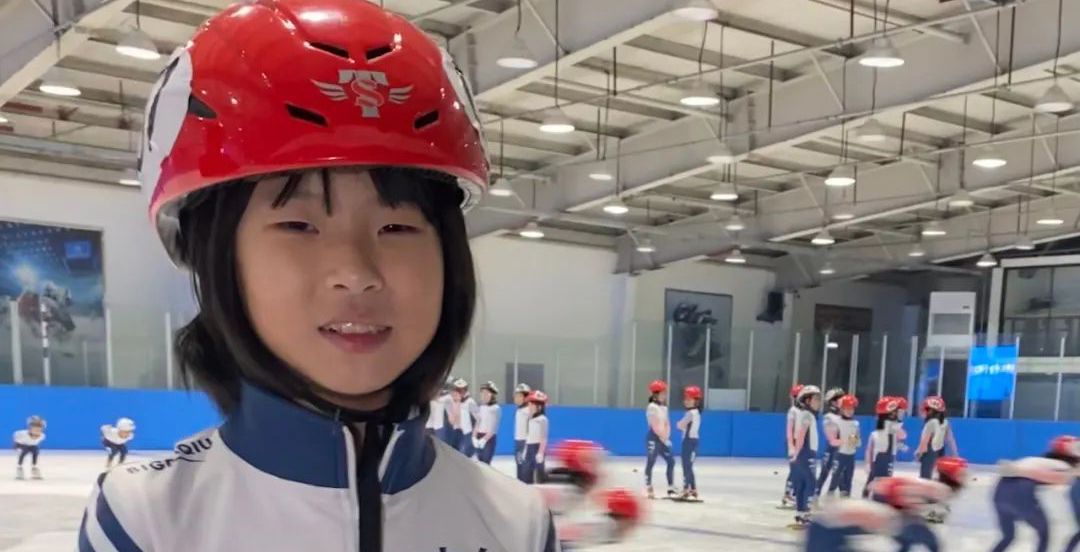 8岁短道速滑小女孩,摔倒后还反超夺冠,引全网500多万点赞休闲区蓝鸢梦想 - Www.slyday.coM