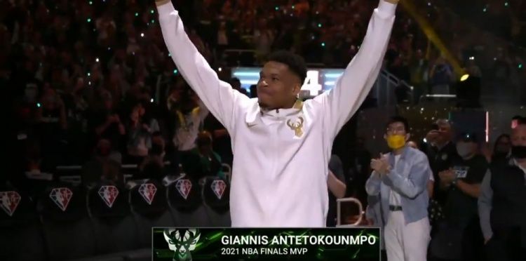 阿德垫脚米德尔顿,被吹一级恶意犯规!球迷调侃:为欧文报仇吗?休闲区蓝鸢梦想 - Www.slyday.coM 阿德垫脚米德尔顿,被吹一级恶意犯规!球迷调侃:为欧文报仇吗?休闲区蓝鸢梦想 - Www.slyday.coM