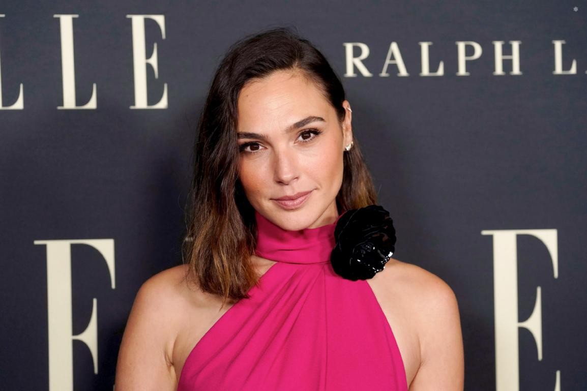 36岁盖尔加朵身材好,一袭长裙秀香肩,称神奇女侠片酬仅30万美元