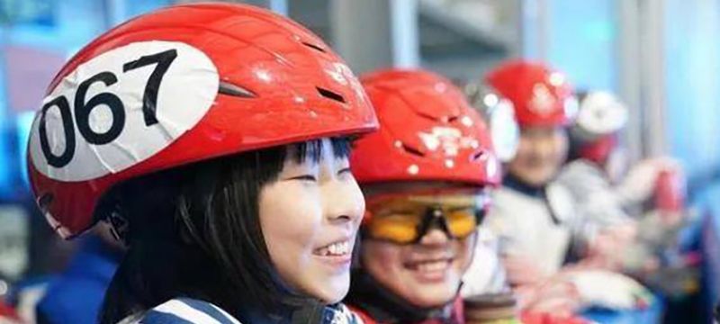 8岁短道速滑小女孩,摔倒后还反超夺冠,引全网500多万点赞休闲区蓝鸢梦想 - Www.slyday.coM