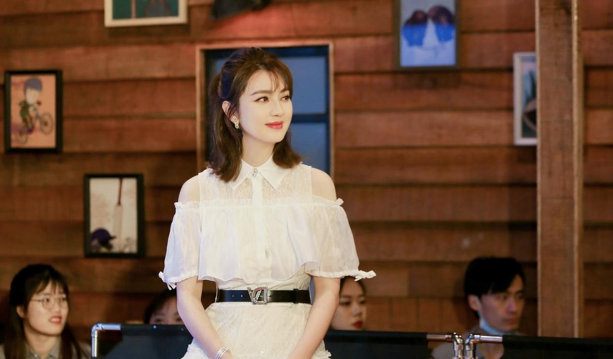 洪欣是真正的时光美人穿白色蛋糕裙秀身材不装嫩也显年轻