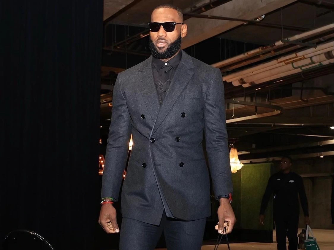 提前4小时备战!詹姆斯晒个人入场照,帅气西装超黑墨镜霸气十足