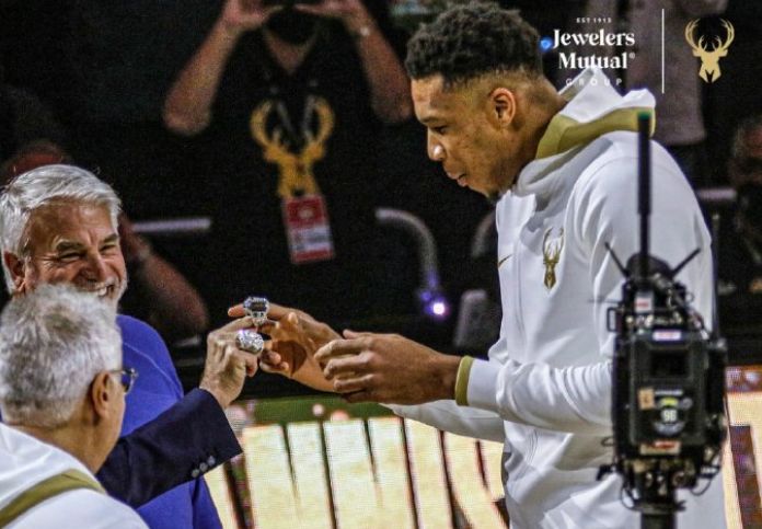 阿德垫脚米德尔顿,被吹一级恶意犯规!球迷调侃:为欧文报仇吗?休闲区蓝鸢梦想 - Www.slyday.coM 阿德垫脚米德尔顿,被吹一级恶意犯规!球迷调侃:为欧文报仇吗?休闲区蓝鸢梦想 - Www.slyday.coM