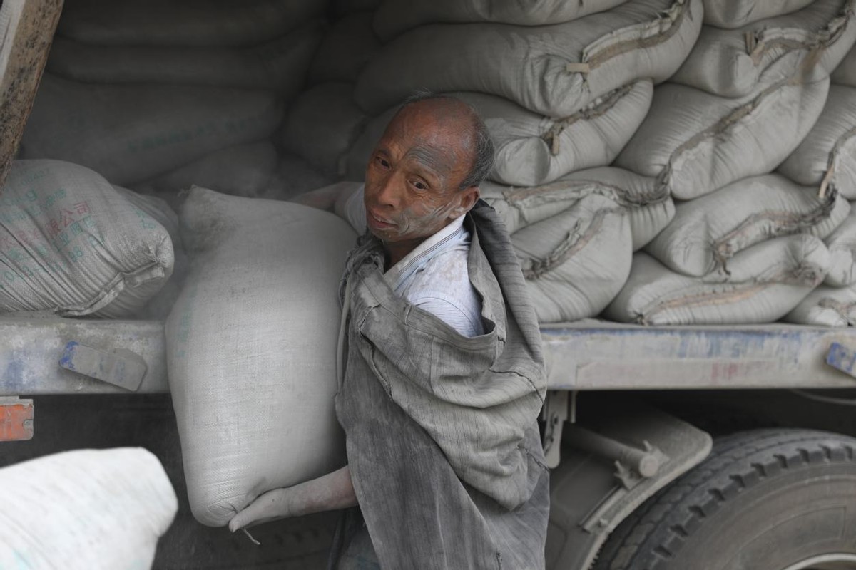 河南一六旬老人搬水泥挣钱救重病孙女,拼尽全力为孩子谋一条生路|陈红