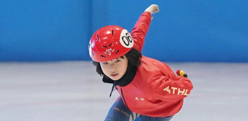 8岁短道速滑小女孩,摔倒后还反超夺冠,引全网500多万点赞休闲区蓝鸢梦想 - Www.slyday.coM