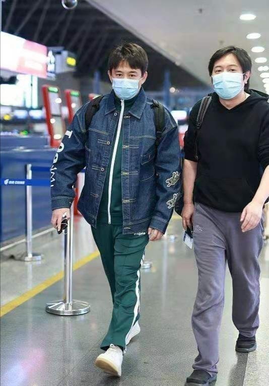 黄磊近照帅回巅峰不敢认！暴瘦后大变样，剪寸头穿衬衣变得太年轻休闲区蓝鸢梦想 - Www.slyday.coM