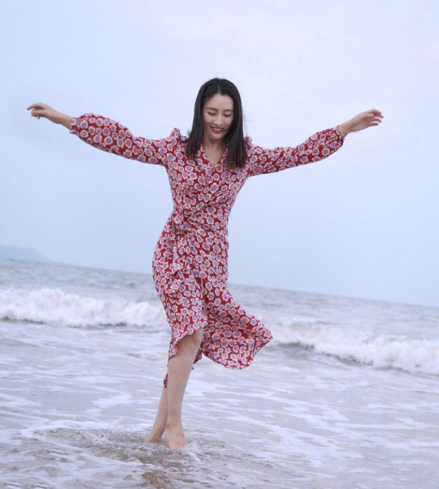 马苏的时尚真难懂穿土味碎花裙海边踏浪没点明星范真撑不起来