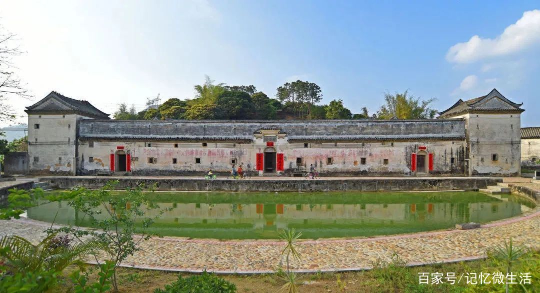 66平方米,由泮池,禾坪,堂屋,横屋,角楼等组成,集传统客家建筑工艺