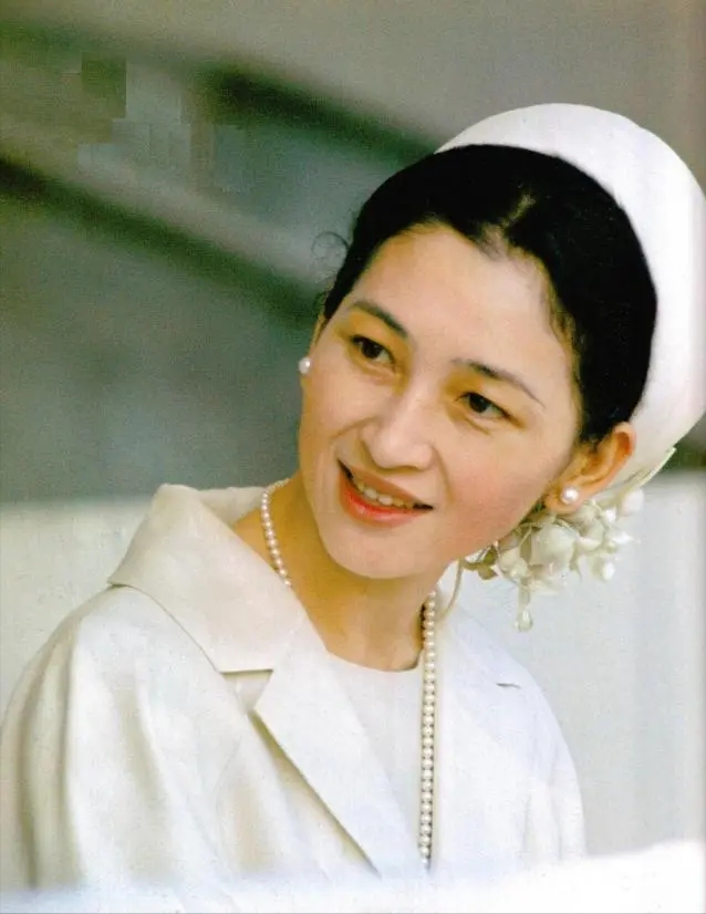 日本美智子上皇后87岁生日和明仁上皇恩爱亮相一身蓝色真优雅