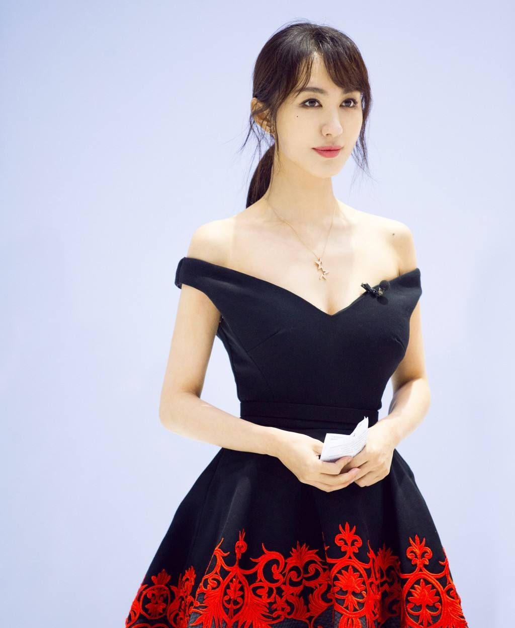美女明星馆:李菲儿,性感迷人!