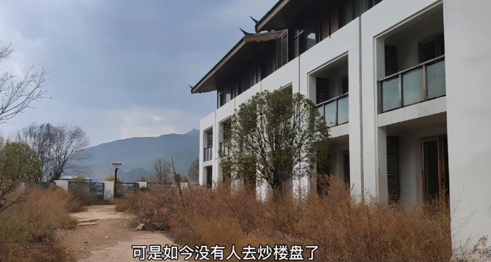 李亚鹏现身雪山小镇承认自己是小股东否认是烂尾楼工程
