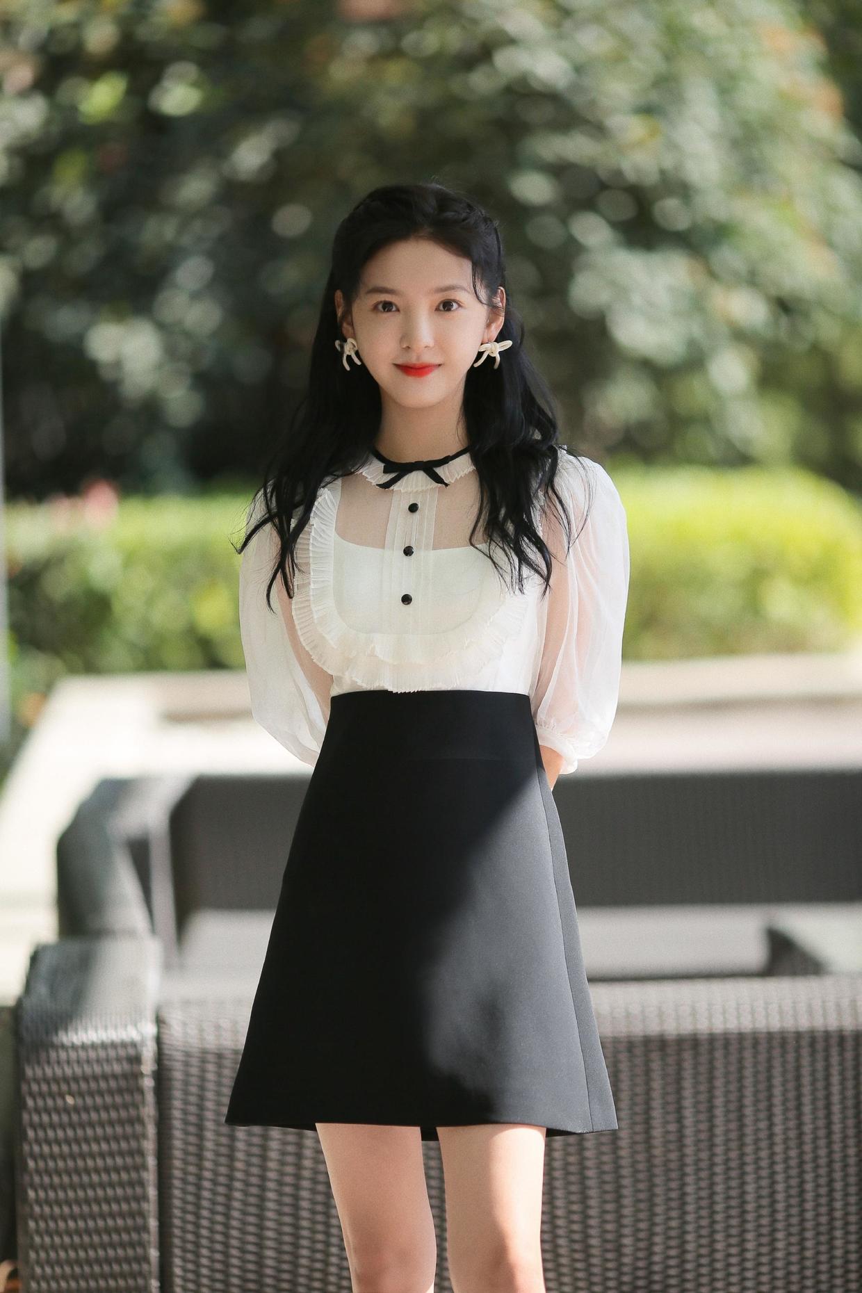 章若楠的私服搭配好惊艳,穿黑色羊羔绒卫衣配牛仔裤,又飒又美