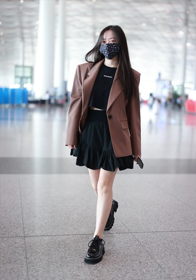 张靓颖换上“紧身”西装，穿黑丝女人味好强，让人忍不住多看两眼休闲区蓝鸢梦想 - Www.slyday.coM