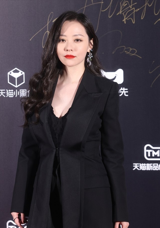 张靓颖换上“紧身”西装，穿黑丝女人味好强，让人忍不住多看两眼休闲区蓝鸢梦想 - Www.slyday.coM