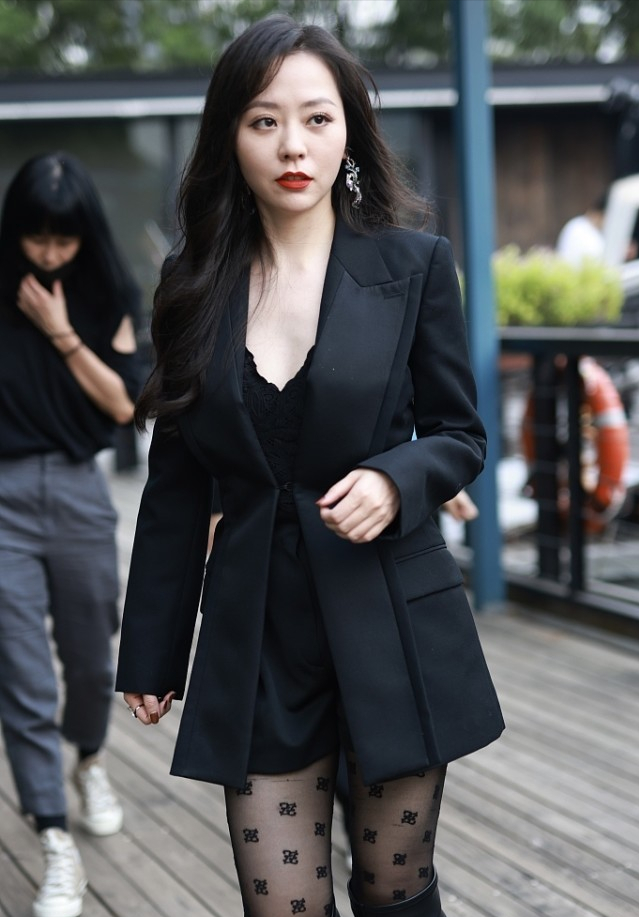 张靓颖换上“紧身”西装，穿黑丝女人味好强，让人忍不住多看两眼休闲区蓝鸢梦想 - Www.slyday.coM