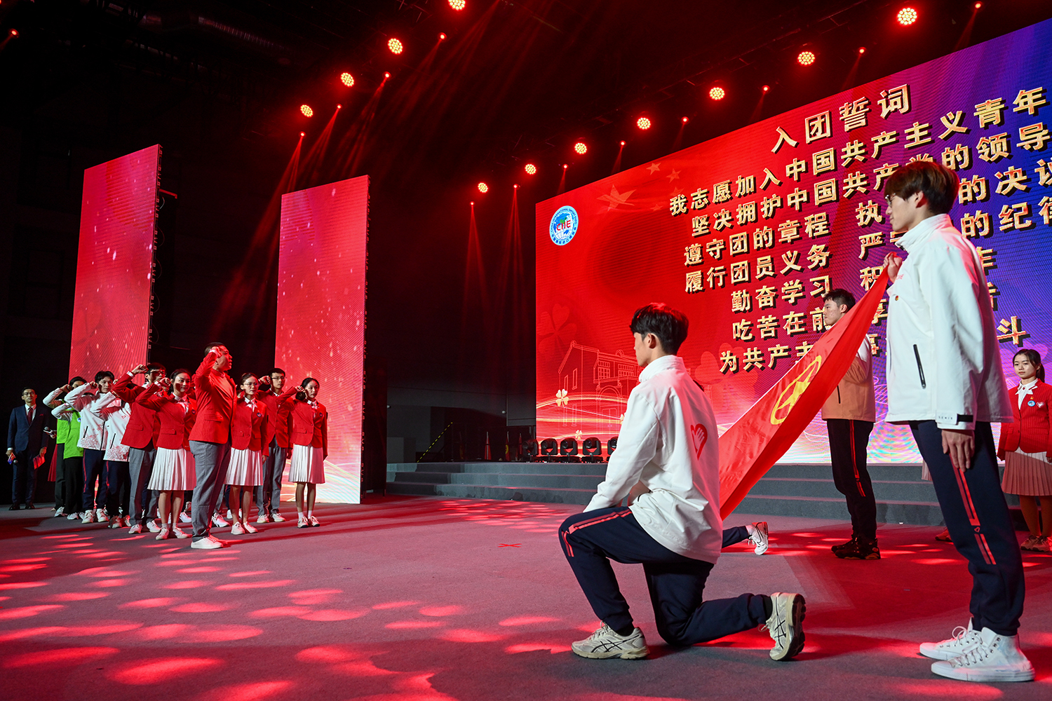 志愿者代表重温入团誓词.