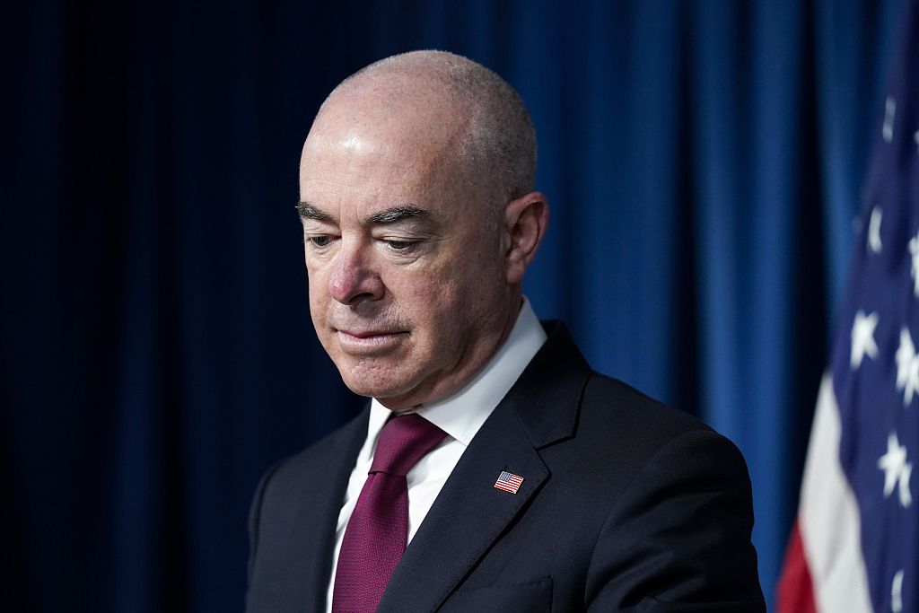 美国国土安全部长新冠检测结果呈阳性日前曾与拜登出席活动