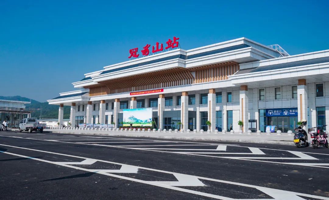 昆明,珠海和天津等地的游客,可搭乘直航航班抵达(龙岩)冠豸山机场