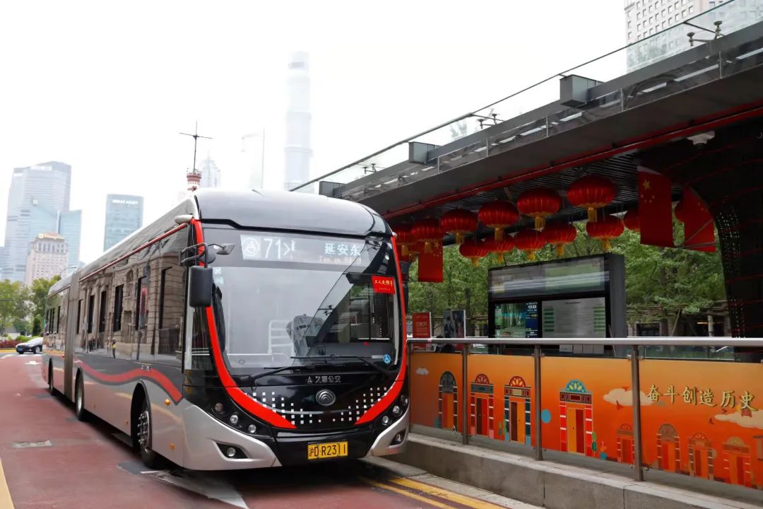 提示3辆中运量71路进博会主题专车上线运营