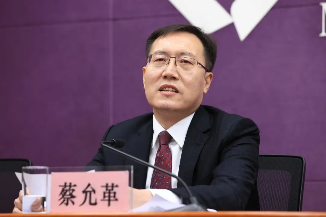 蔡允革表示,重庆将积极顺应国际化,品质化,特色化消费升级需求,坚持