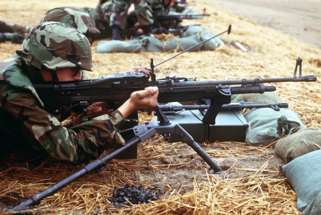 50年代中国军工在简陋的工业条件下开始国产机枪研制,成功仿制苏联